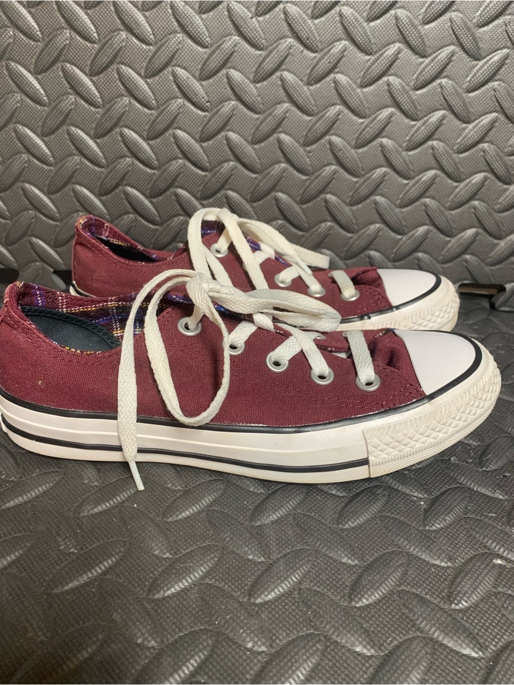 Classic Low-Top Converse Canvas Sneakers in Burgundy ~ women’s size 6